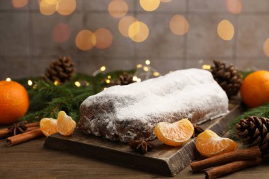 Geleneksel Noel Stollen, şeker, mandalina, baharat ve ahşap masa, yakın çekim