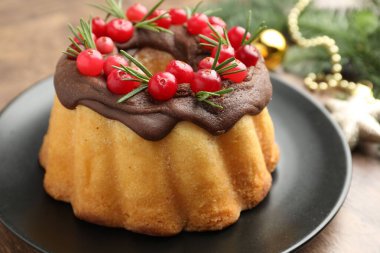 Yaban mersinli kek ve ahşap masada Noel süsü, yakın plan.