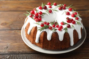 Ahşap masada yaban mersinli lezzetli Noel pastası, yakın plan.