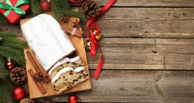 Geleneksel Noel Stollen, şekerli, baharatlı ve ahşap masa üzerindeki şenlikli, düz yataklı. Metin için boşluk