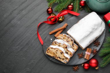 Geleneksel Noel Stollen şekerli, baharatlı ve şenlikli siyah masalı, düz yataklı. Metin için boşluk