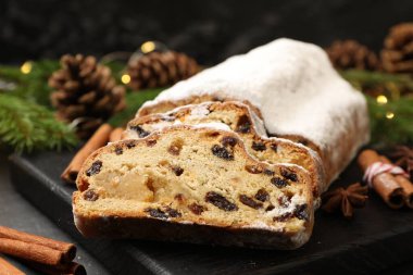 Geleneksel Noel Stollen şekerli, baharatlı ve şenlikli siyah masa, yakın plan