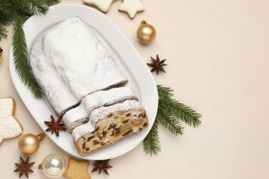 Geleneksel Stollen pastası, kurabiyeler ve Noel dekorunu beyaz masaya koyun. Metin için boşluk