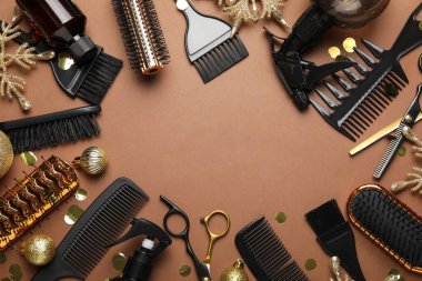 Kuaför aletleri çerçevesi ve kahverengi arka planda Noel dekoru, düz yatış. Metin için boşluk