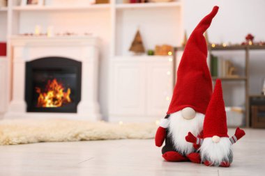 Süslü odada yerde komik noel cüceleri, mesaj için yer