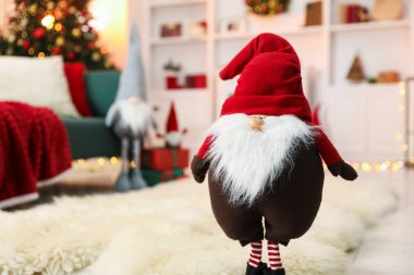 Süslü odada yerde komik noel cücesi, mesaj için yer