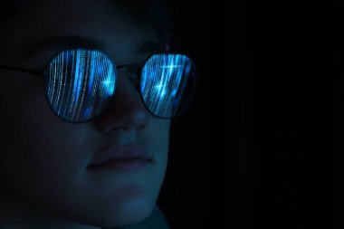 Siyah arka planda yansıması olan gözlüklü bir adam, yakın plan. Metin için boşluk