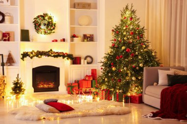 Noel ağacı, şömine ve şenlikli dekorlu şık bir oda. İç tasarım