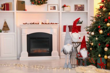 Süslü odada komik cüceler, şömine ve Noel ağacı, mesaj için yer.