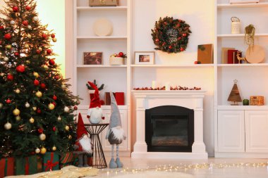 Şömine, Noel ağacı ve şık odada şenlikli bir dekor.