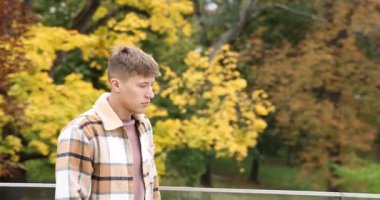 Genç adam mide ağrısı ve açık havada mide bulantısı çekiyor. Kamera izleme