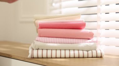 Pencereye yakın giyinmiş bir kadın, yakın plan.