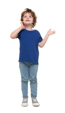 beyaz zemin üzerinde şirin küçük çocuk portresi