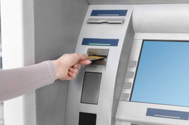 Modern para makinesi kullanan banka kartı olan bir kadın, yakın plan. ATM