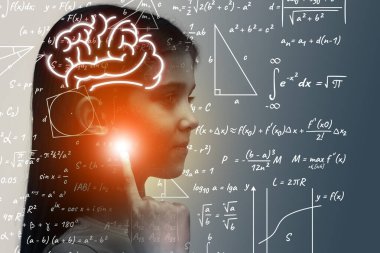 Fen okuyorum. Matematikle ilgili çocuk, beyin ve çizimlere çifte maruz kalma. Gri arka planda yetenekli bir kız