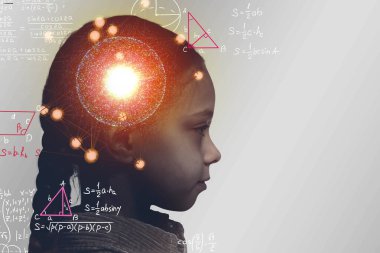 Fen okuyorum. Matematikle ilgili çocuk ve resimlere çifte maruz kalma. Gri arka planda yetenekli bir kız