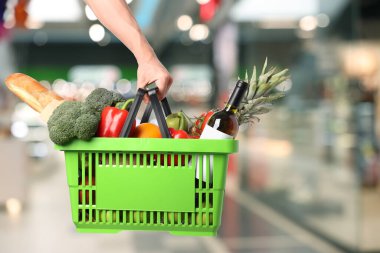 Süpermarkette farklı gıda ürünlerinin olduğu alışveriş sepeti, yakın çekim.