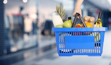 Süpermarkette farklı gıda ürünlerinin olduğu alışveriş sepeti, yakın çekim. Pankart tasarımı