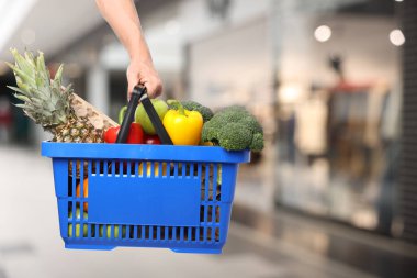 Süpermarkette farklı gıda ürünlerinin olduğu alışveriş sepeti, yakın çekim.