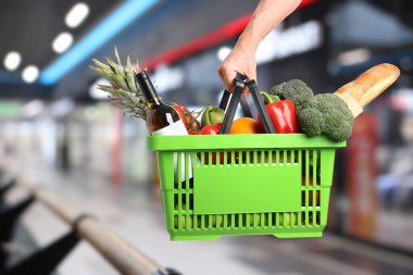 Süpermarkette farklı gıda ürünlerinin olduğu alışveriş sepeti, yakın çekim.