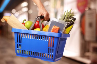 Süpermarkette farklı gıda ürünlerinin olduğu alışveriş sepeti, yakın çekim.