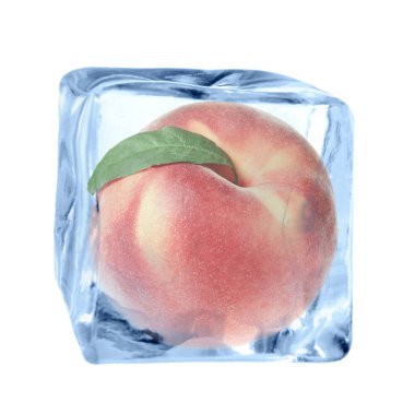 Buz küpündeki taze şeftali beyaza izole edilmiş.
