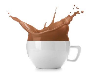 Lezzetli kakao içeceği beyaz arka planda bardağa sıçrıyor