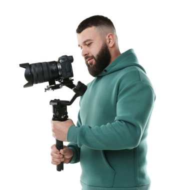 Kameraman beyaz arkaplanda kameralı titreşim dengeleyici kullanıyor