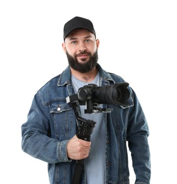 Kameraman beyaz arkaplanda kameralı titreşim dengeleyici kullanıyor