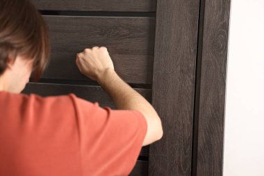 Apartman kapısını çalan adam, yakın çekim manzarası.