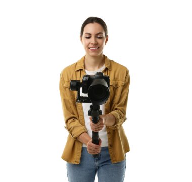 Kameraman beyaz arkaplanda kameralı titreşim dengeleyici kullanıyor