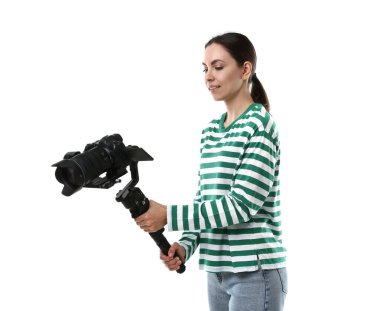 Kameraman beyaz arkaplanda kameralı titreşim dengeleyici kullanıyor