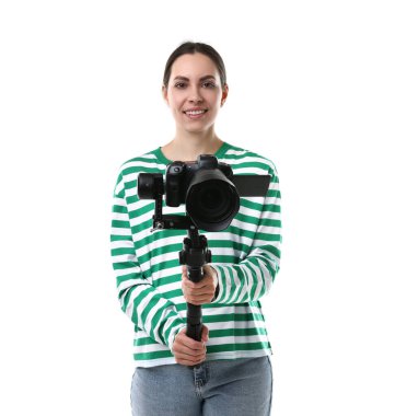 Kameraman beyaz arkaplanda kameralı titreşim dengeleyici kullanıyor