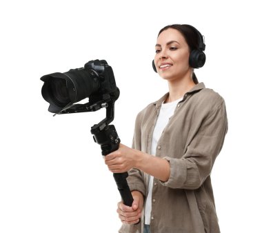 Kameraman beyaz arkaplanda kameralı titreşim dengeleyici kullanıyor