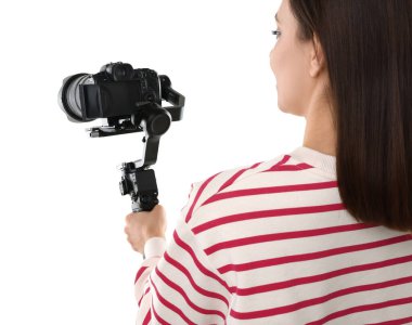 Kamerayı beyaz arkaplanda, yakın planda kullanan kameraman