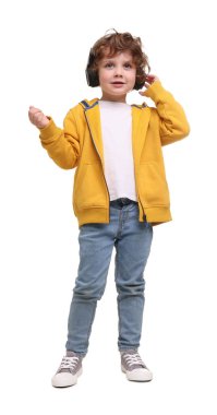 Beyaz arka planda kulaklıklı şirin bir çocuk.