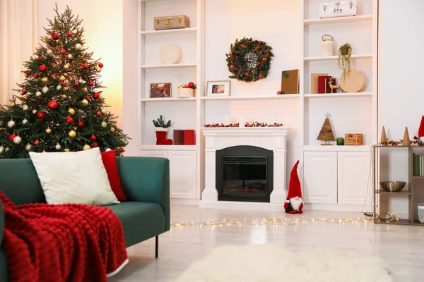 Şömine, kanepe, Noel ağacı ve şık bir odada şenlikli bir dekor.