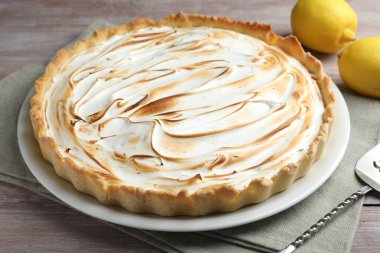 Lezzetli limonlu pasta, taze meyve ve kek servisi ahşap masada, yakın plan.