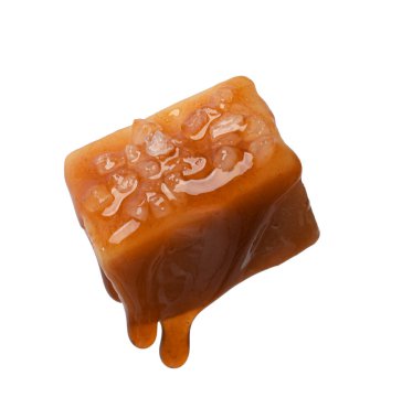 Beyaz üzerine tuz ve karamel soslu lezzetli şekerler.