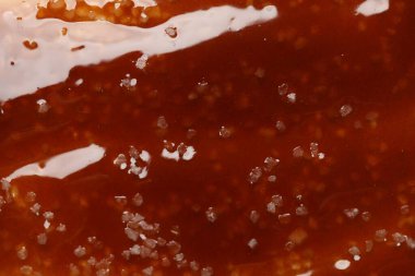 Arka planda tuz olan lezzetli karamel sosu, üst manzara.