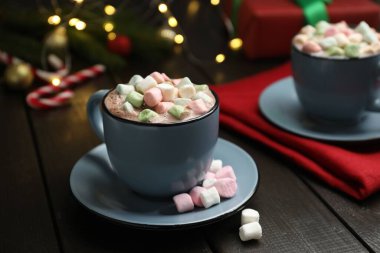 Lezzetli sıcak kakao içeceği. Koyu ahşap masada şekerleme, yakın plan.