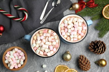 Lezzetli kakao, marşmelov ve Noel dekoru gri masada, düz yerde.