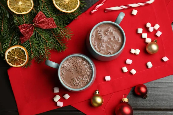 Lezzetli sıcak kakao, marşmelov ve Noel süsü ahşap masa, düz uzanmış