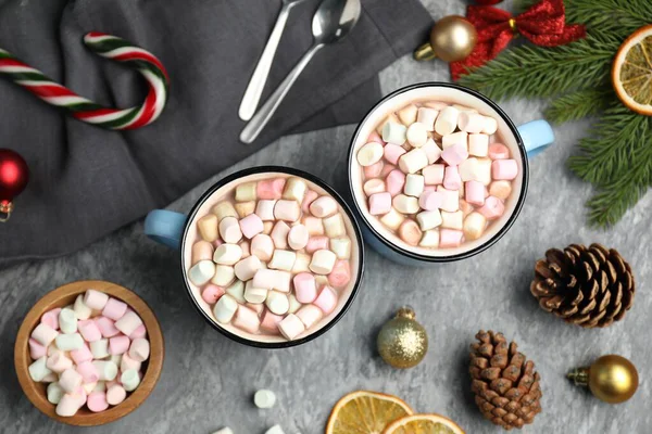 Lezzetli kakao, marşmelov ve Noel dekoru gri masada, düz yerde.