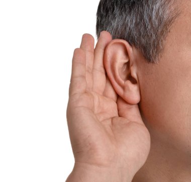 Beyaz arka planda yumruk yumruğa hareket eden adam, yakın plan.