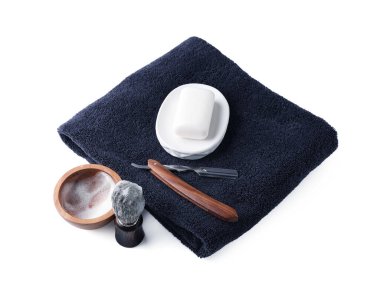 Farklı berber aletleri ve kozmetik ürünleri beyaza izole edilmiş.