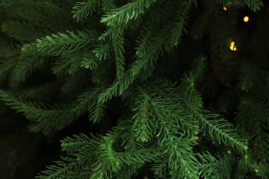 Yapay Noel ağacının dalları Bokeh ışıklarına karşı, yakın plan