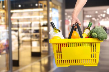 Süpermarkette farklı gıda ürünlerinin olduğu alışveriş sepeti, yakın çekim.