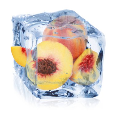 Buz küpündeki taze şeftaliler beyaza izole edilmiş.