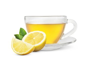 Cam bardakta sıcak limon içeceği ve beyaza izole edilmiş taze narenciye meyvesi. Soğuk mevsim için sağlık artırıcı içecek